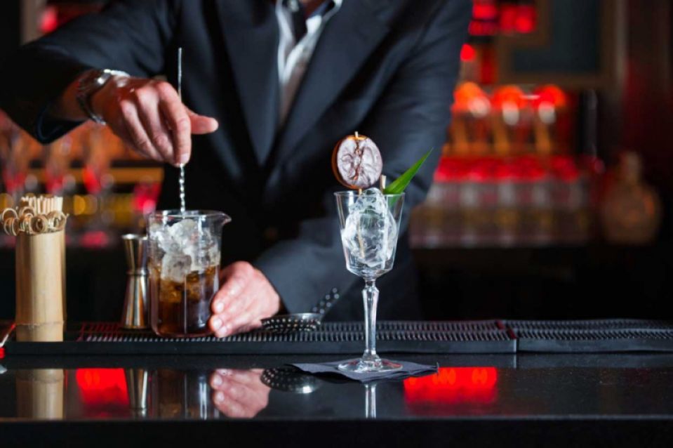 bartendermixingdrinks l